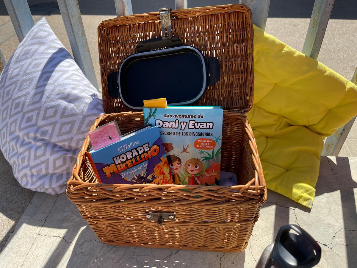 CEIP_AnaCaicedo's tweet image. 📖📚DÍA DEL LIBRO 📚📖
Hoy Día del Libro, hemos celebrado un Picnic Literario en el compartir lecturas durante el almuerzo.
Ha sido un espacio de encuentro, alrededor de cestas llenas de historias, aventuras y magia.

#CEIPAnaCaicedo    
#DiaDelLibro 
#QueNoTeLoCuenten