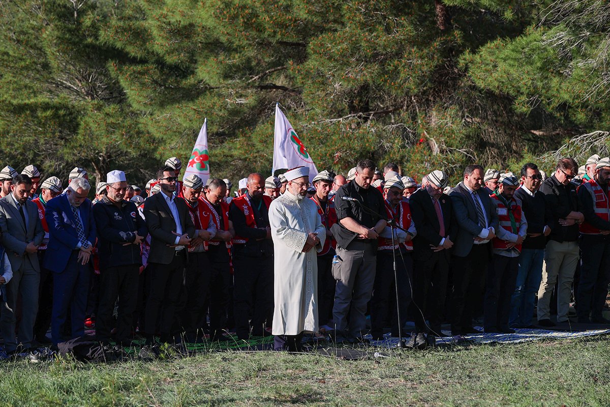 diyanetbasin's tweet photo. Diyanet İşleri Başkanı Prof. Dr. Ali Erbaş, Çanakkale’de “Dedeciğim Ben Geldim” sloganıyla düzenlenen “57. Alay Milli Bilinç Kampı”nı ziyaret ederek, izci gençlerle bir araya geldi.

https://t.co/jKB86xUcQ5 https://t.co/28jcqC4mdf