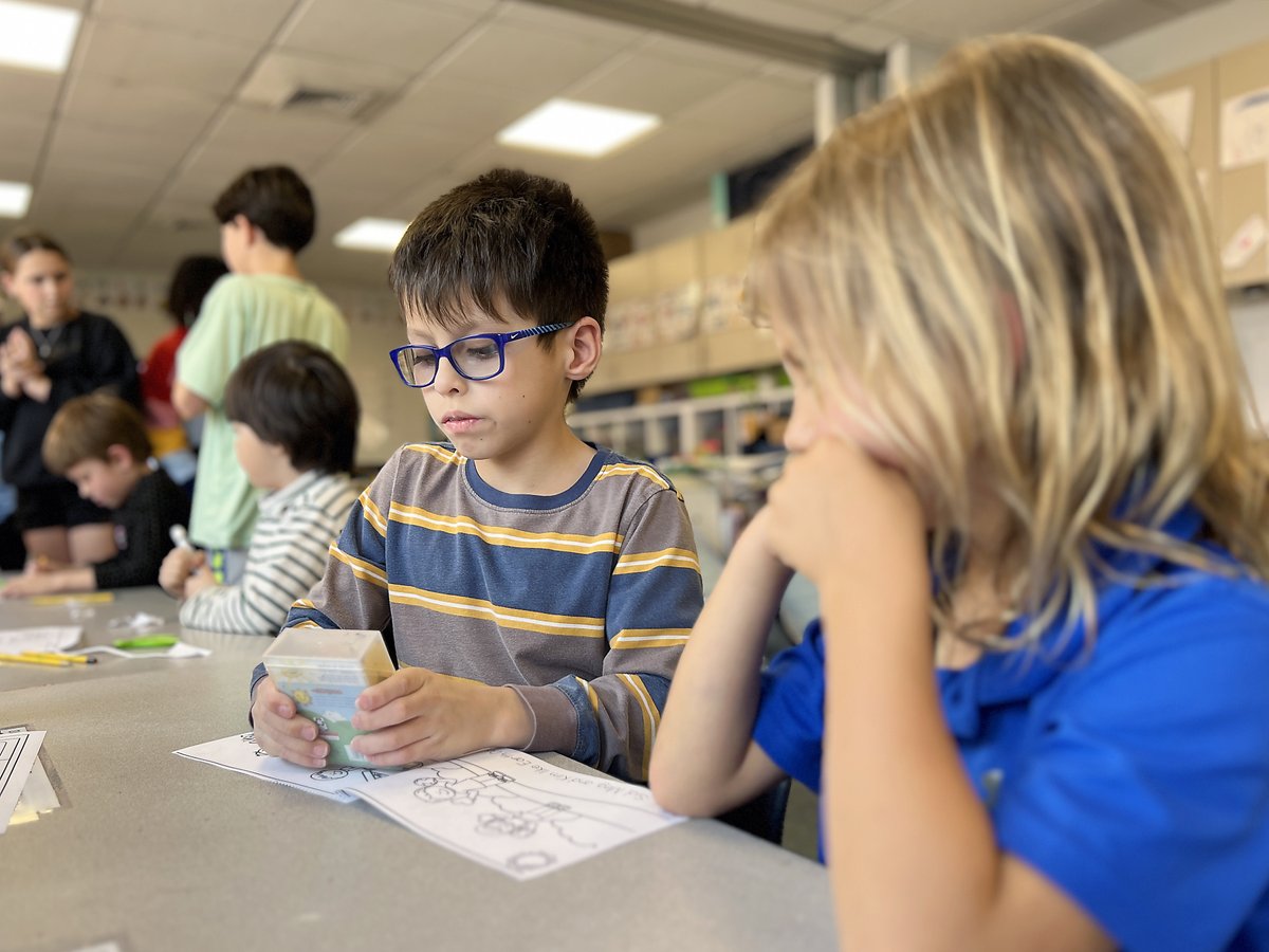 ElmwoodFranklin's tweet image. Leading the way! Our fourth graders teamed up with their Prep II buddies for an Earth Day activity during Leadership class. Big ideas, helping hands, and lots of teamwork! #ThinkingBeyond #ElmwoodFranklin