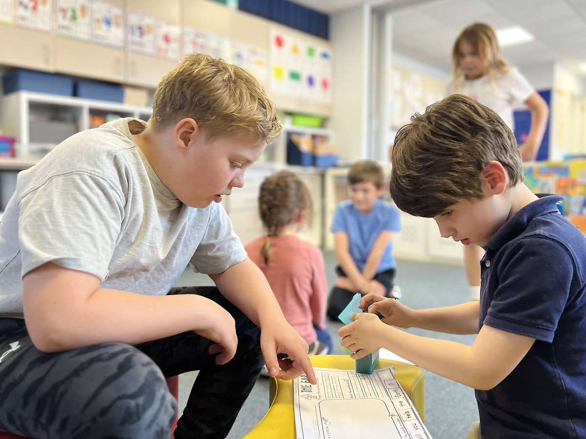 ElmwoodFranklin's tweet image. Leading the way! Our fourth graders teamed up with their Prep II buddies for an Earth Day activity during Leadership class. Big ideas, helping hands, and lots of teamwork! #ThinkingBeyond #ElmwoodFranklin