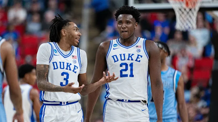 CBKReport's tweet photo. Duke is bringing back half of last year’s No. 1 recruiting class:

5⭐️ Isaiah Evans (No. 13)
4⭐️ Patrick Ngongba II (No. 21)
4⭐️ Darren Harris (No. 40)

Plus, not a single Blue Devil hit the portal.

Jon Scheyer is building on #TheBrotherhood 😈 https://t.co/HxY7TDdsSA