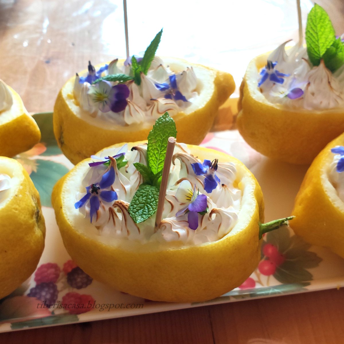 Tiberis3's tweet photo. TIBERIS : ~ Limones rellenos con crema y merengue ~ https://t.co/wWRfK7aRq0 https://t.co/Z5kVhM7R89