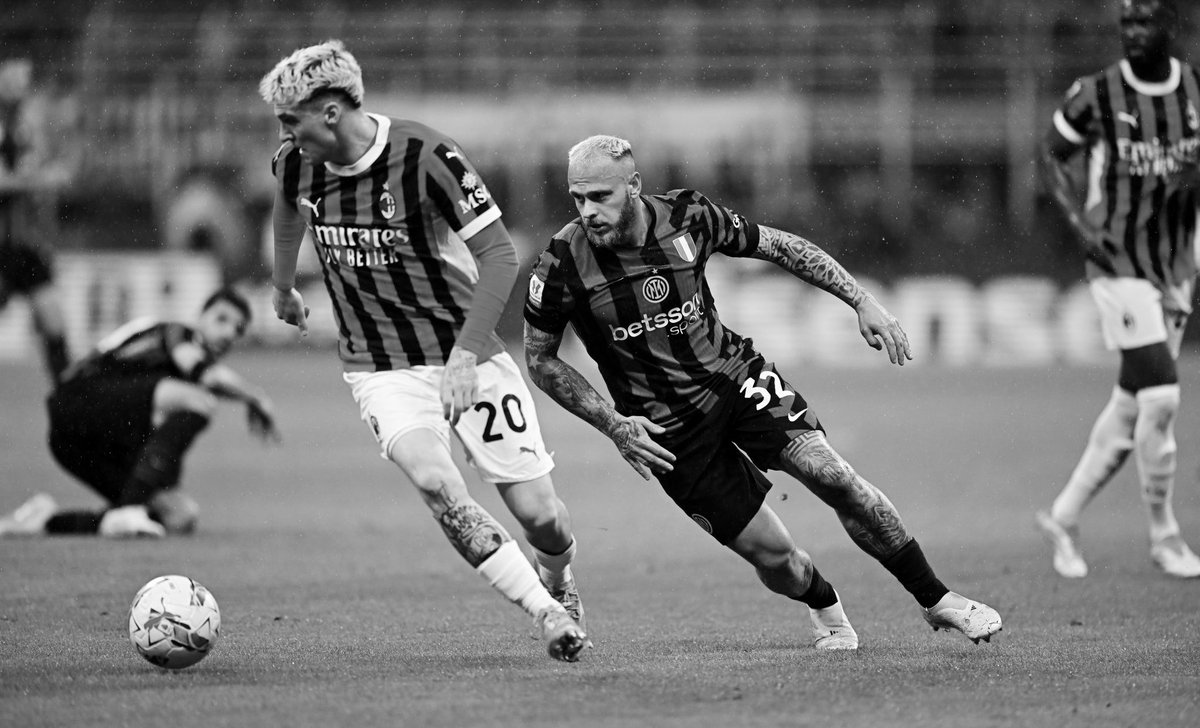 FINE PRIMO TEMPO:
Non so voi ma io ho la sensazione di STANCHEZZA. Il Milan organizzato che ha aspettato il momento giusto per fare male.
Non posso dire nemmeno male. La  sensazione è proprio stanchi e manca ancora il secondo tempo. Non mi rimane che tifare! dale ⚔️🛡️⚫️🔵