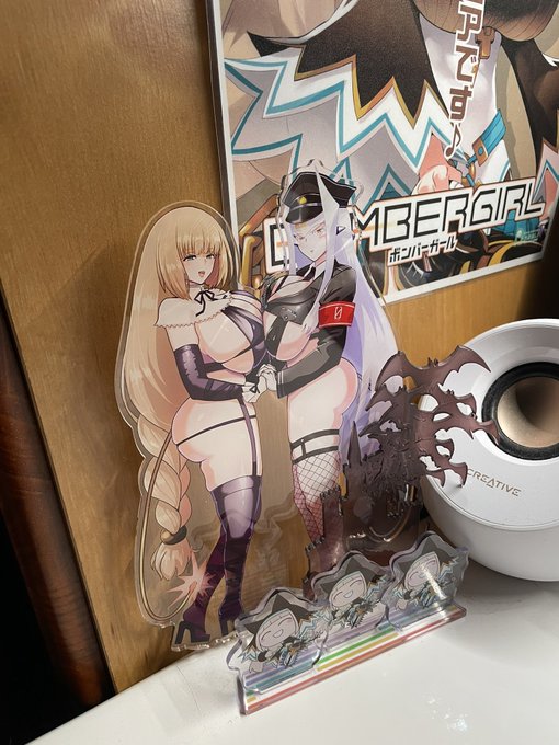 グッズ類も飾ったぜ!
また私のPC周りが最高になってしまったな🥹💕
大きい色紙は壁にかけたいから額縁的なの買おうかなって検討中… 