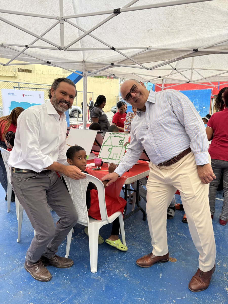 Después del Concierto Sinfónico Infantil que realizamos en Capotillo con @savechildrenrd las familias Rizek-Guerrero y Díaz-Rainieri nos comprometimos a apoyar un aula  de música y arte que pudieran dar a más de 300 niños y niñas de Capotillo la oportunidad de tener espacios de