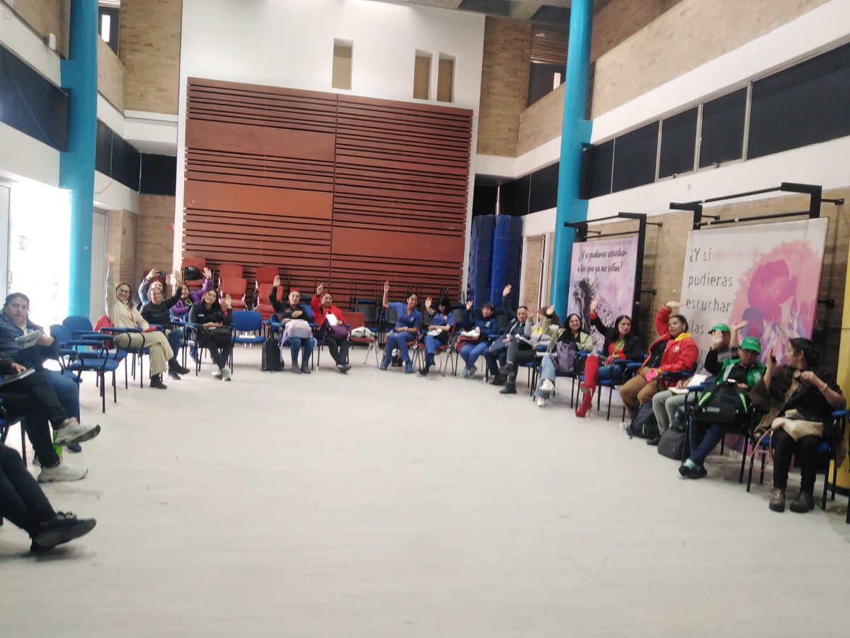 SubLGBTI's tweet image. #Hoy en el Comité Operativo Local de Ciudad Bolívar 🏘️, en articulación con @SubRedSur 🏥, hablamos sobre familias diversas 👨‍👨‍👧‍👦👩‍👩‍👧‍👧 para sensibilizar a ciudadanía 👨🏽‍💼👩🏼‍💼, fundaciones 🤝 y funcionarios/as 🧑‍💼 presentes en la localidad. ¡Todas las familias cuentan!

#SePuedeSer…