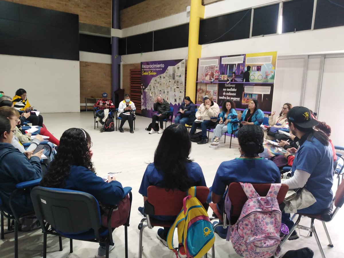 SubLGBTI's tweet image. #Hoy en el Comité Operativo Local de Ciudad Bolívar 🏘️, en articulación con @SubRedSur 🏥, hablamos sobre familias diversas 👨‍👨‍👧‍👦👩‍👩‍👧‍👧 para sensibilizar a ciudadanía 👨🏽‍💼👩🏼‍💼, fundaciones 🤝 y funcionarios/as 🧑‍💼 presentes en la localidad. ¡Todas las familias cuentan!

#SePuedeSer…