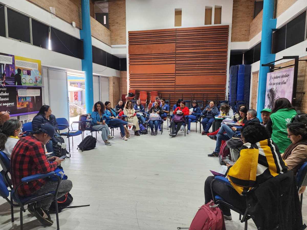 SubLGBTI's tweet image. #Hoy en el Comité Operativo Local de Ciudad Bolívar 🏘️, en articulación con @SubRedSur 🏥, hablamos sobre familias diversas 👨‍👨‍👧‍👦👩‍👩‍👧‍👧 para sensibilizar a ciudadanía 👨🏽‍💼👩🏼‍💼, fundaciones 🤝 y funcionarios/as 🧑‍💼 presentes en la localidad. ¡Todas las familias cuentan!

#SePuedeSer…