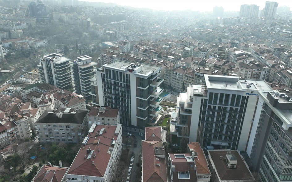 Marmara Üniversitesi Nişantaşı Kampüsü. Artık İletişim Fakültesi yok burada. Üst katlarında havuzlar yer alan apartmanlarla dolu lüks bir site: Nişantaşı Koru. Mahalle dernekleri kendilerini yırttı yapılmasın, deprem toplanma alanı olsun diye. Kimse seslerini duymadı. Sonuç bu👇
