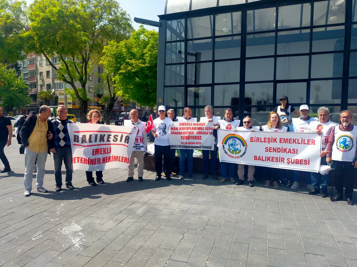 ismailv354's tweet photo. Balıkesir, Bandırma, Susurluk ta mesleki ve özlük haklarımız için basın açıklaması yaptık. https://t.co/EjXS8thVNr