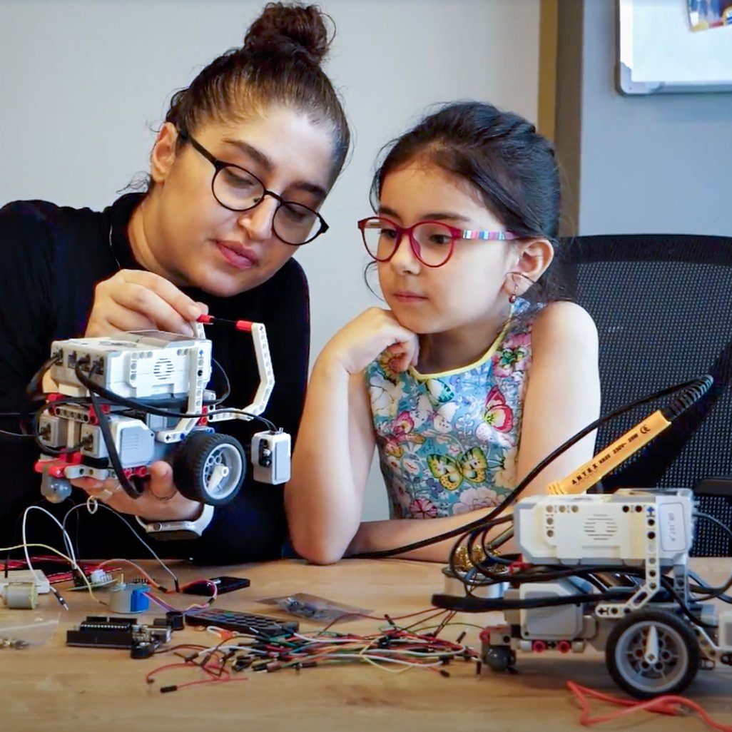 UNDP's tweet image. Girl power! 👩🔬👩🏽💻👩🔧👩🏾🏫
This #GirlsInICT Day is a reminder to break down barriers and inspire more young women and girls to follow their dreams and pursue careers in information and communications technology.
Like if you agree 💙.
