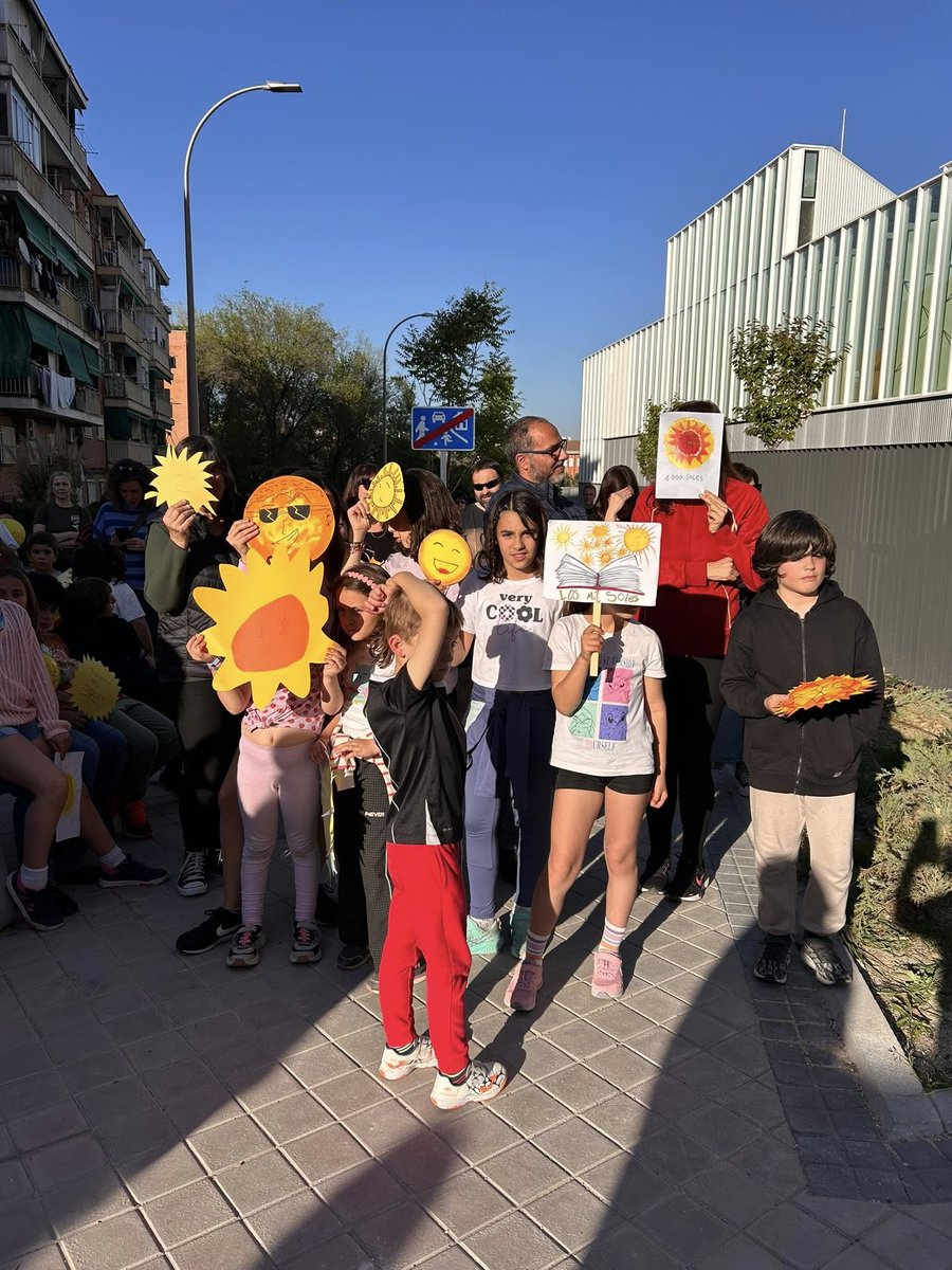 Muchas gracias a todas las personas que se han acercado esta tarde a la biblioteca 📚Los Mil Soles para exigir su apertura. Ya está bien de retrasos inexplicables en un equipamiento tan necesario para el barrio y para el distrito de Villaverde 🌞🌞 <a href="/AlmeidaPP_/">José Luis Martínez-Almeida</a>