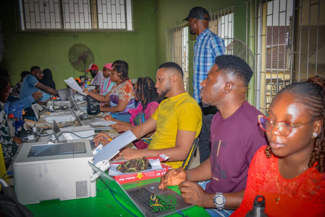 InsideNyscLag's tweet image. Kits have been issued to them while they participated in the first session of parade rehearsal in preparation for the swearing-in ceremony, which comes up on Friday.

#insidenysclagos #nyscupdates #nysc2025 #nysccamp #nyscdiaries #nyscchronicles