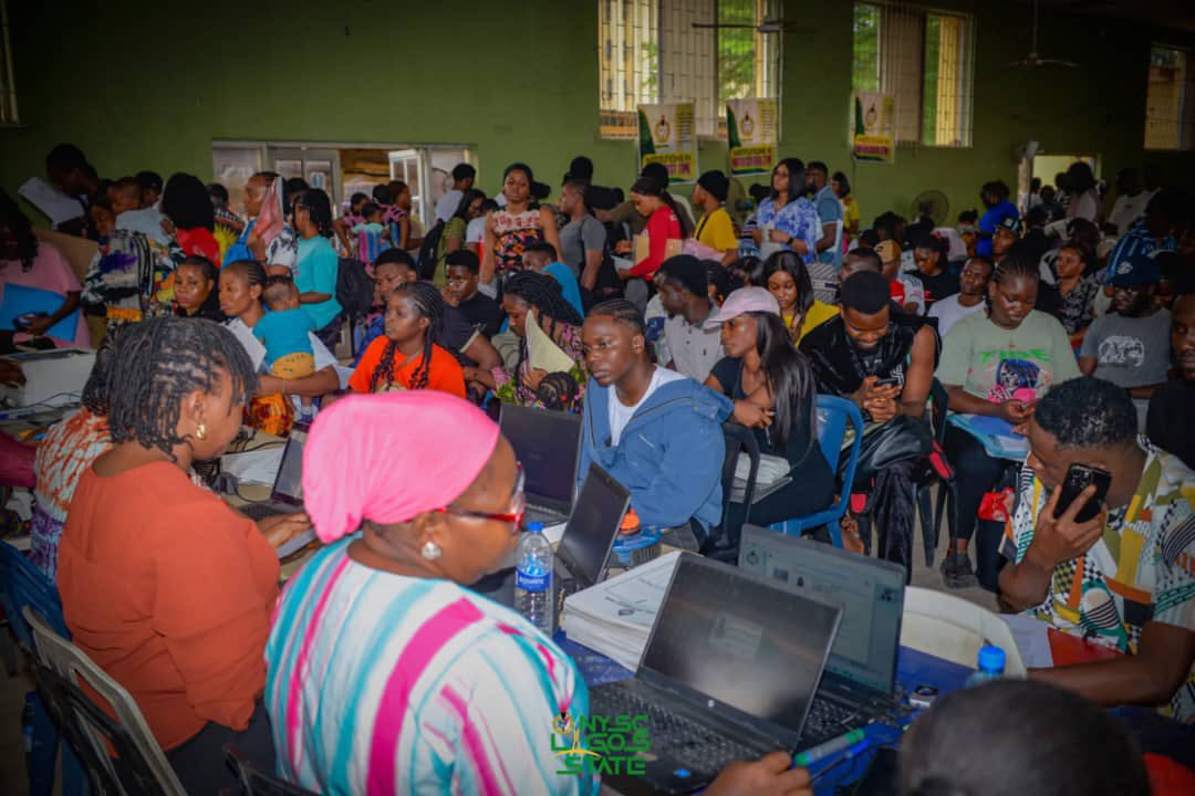 InsideNyscLag's tweet image. Kits have been issued to them while they participated in the first session of parade rehearsal in preparation for the swearing-in ceremony, which comes up on Friday.

#insidenysclagos #nyscupdates #nysc2025 #nysccamp #nyscdiaries #nyscchronicles