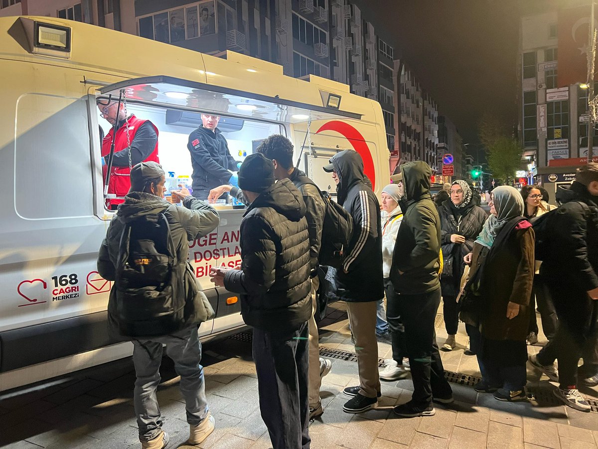 Depremin olduğu saatten bu saate kadar İstanbul genelinde 100+ araç kapasitemiz, 2000+ gönüllümüz, 39 ilçe şube imkanlarımız, aşevlerimiz ve tüm gıda kapasitemizle ilçelerde vatandaşımıza hizmete devam ediyoruz. 
#deprem