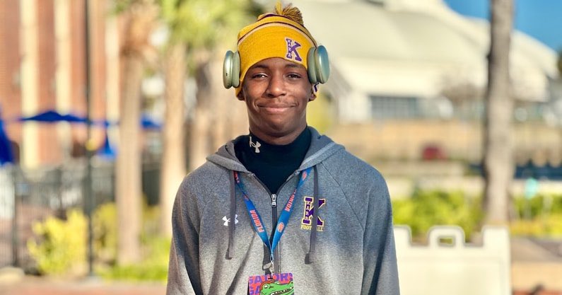 Justin Wells (@justinwells2424) on Twitter photo NEW — Four-star CB <a href="/howard_hayward/">Hayward Howard JR</a> recaps Texas visit, checking out Austin
The 6’2, 175-pound New Orleans (La.) Edna Karr standout talks Horns, meeting Bevo, and when he’ll take an OV.
DETAILS: on3.com/teams/texas-lo… (On3+) <a href="/InsideTexas/">Inside Texas</a> <a href="/On3Recruits/">On3 Recruits</a> NEW — Four-star CB <a href="/howard_hayward/">Hayward Howard JR</a> recaps Texas visit, checking out Austin
The 6’2, 175-pound New Orleans (La.) Edna Karr standout talks Horns, meeting Bevo, and when he’ll take an OV.
DETAILS: on3.com/teams/texas-lo… (On3+) <a href="/InsideTexas/">Inside Texas</a> <a href="/On3Recruits/">On3 Recruits</a>