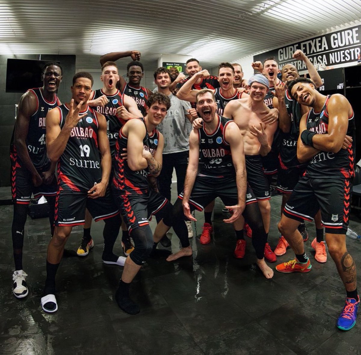 deustosd's tweet photo. Zorionak @bilbaobasket ! Lehen aldiz FIBA Europe Cup txapelketa irabazteagatik. Gureaz Harro. #OlatuBeltza #Txapeldunak

Históricos! El Bilbao Basket campeón de la FIBA Europe Cup. Orgullo negro. Zorionak @bilbaobasket !!  #MareaNegra #BilbaoBasket #Txapeldunak https://t.co/ECxNsFI6uV