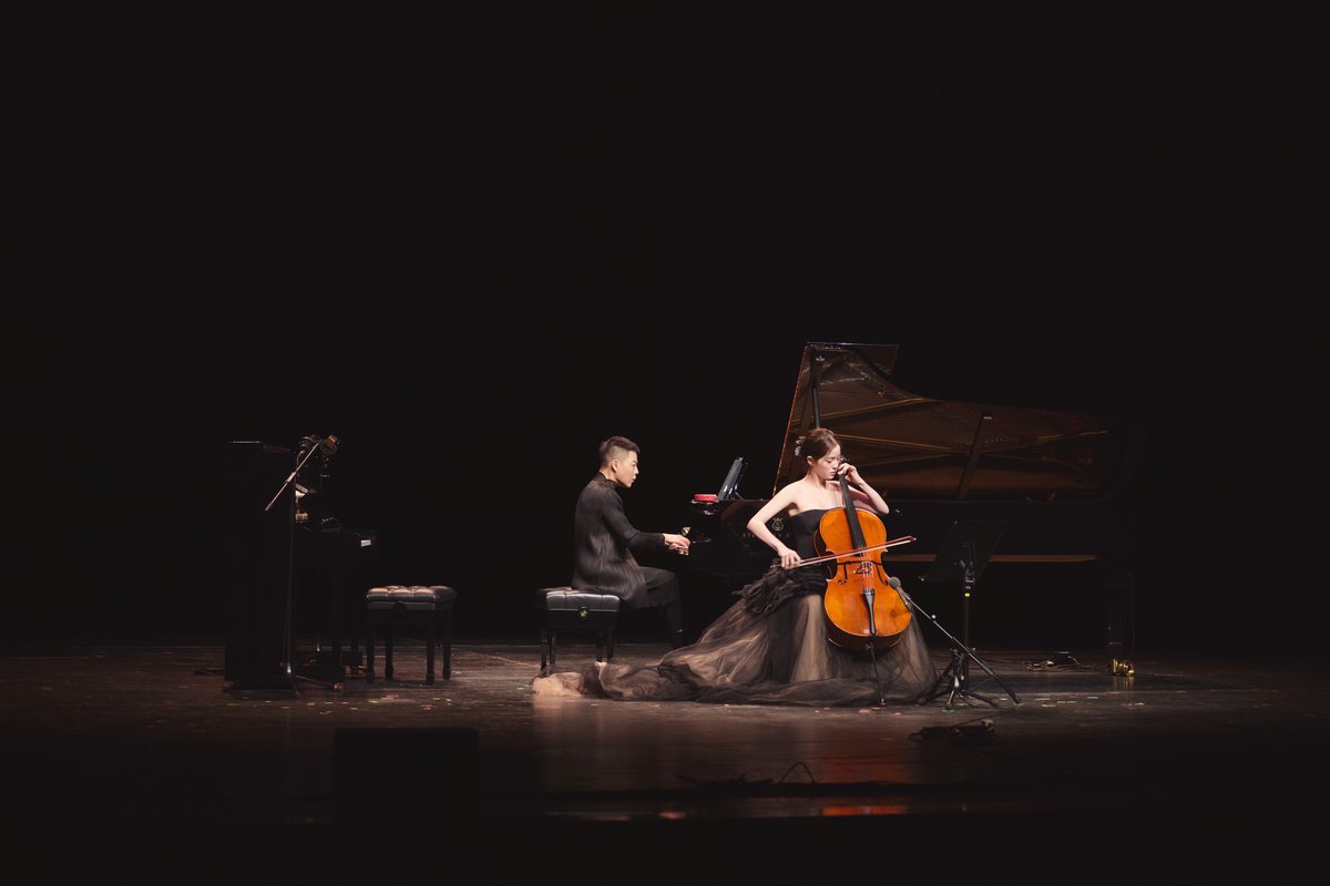 Ouyang Nana wore #VeraWangHAUTE for her performance at "A Love Letter to You” - Special Concert in Guangzhou, China.

A black and nude strapless silk and Italian tulle ball gown accented with hand frayed silk organza textured peplum.

#VeraWang #VeraWangGang #OuYangNana #欧阳娜娜