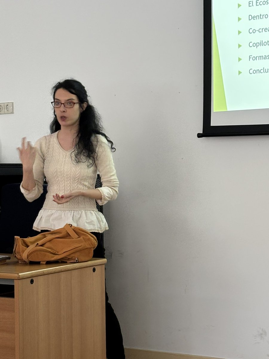 "¡Muchas gracias a todos los ponentes por compartir su experiencia y conocimientos sobre enseñanza bilingüe en la era digital! Su dedicación y pasión han enriquecido enormemente la jornada de hoy!!