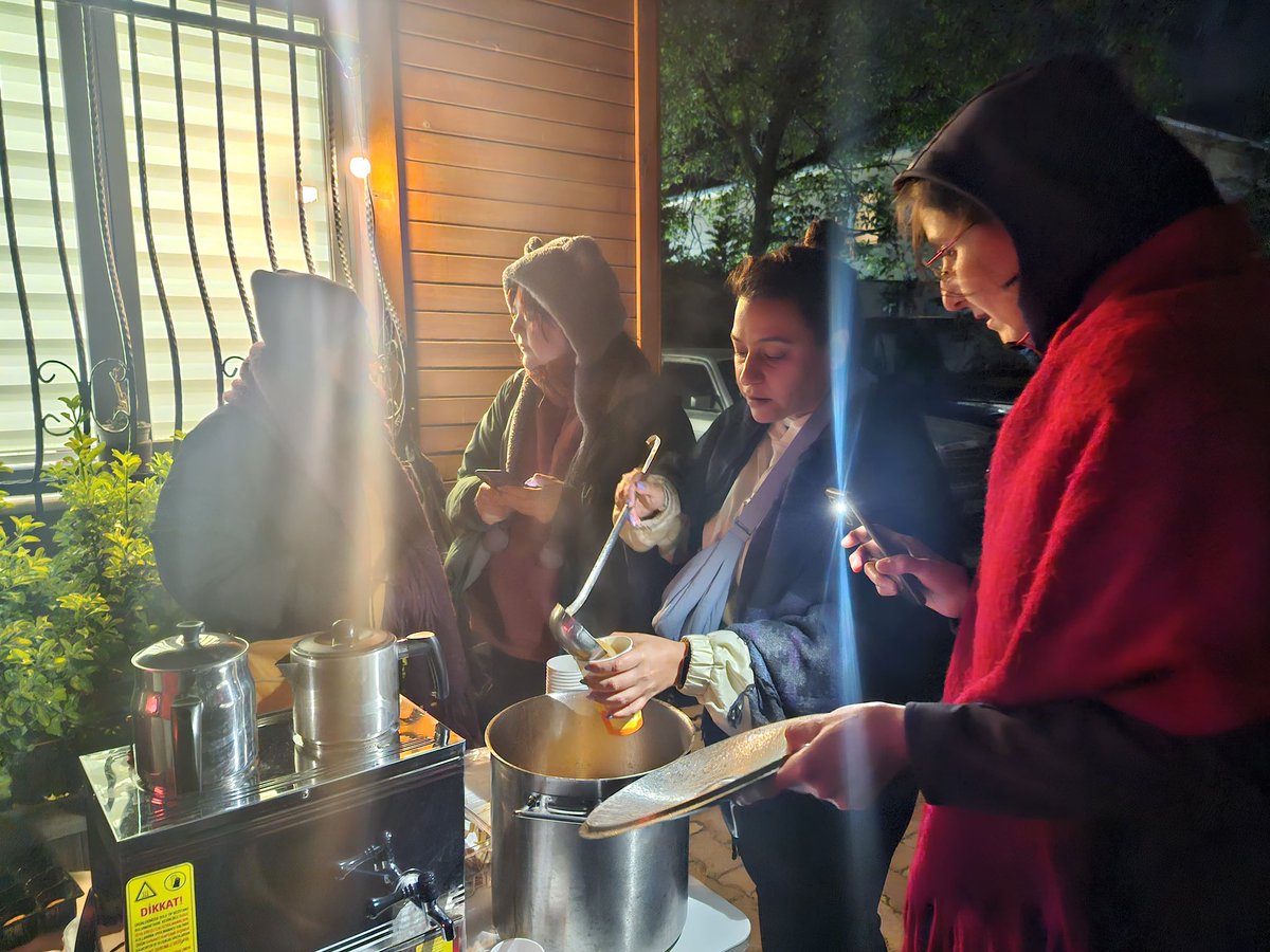 tip_kadikoy's tweet image. Moda Bostan’da üşüyenleri çorba içmeye bekliyoruz. 🥄🥣

Ne bu gece ne herhangi gir gece asla yalnız değilsiniz. Biz buradayız! ✌️