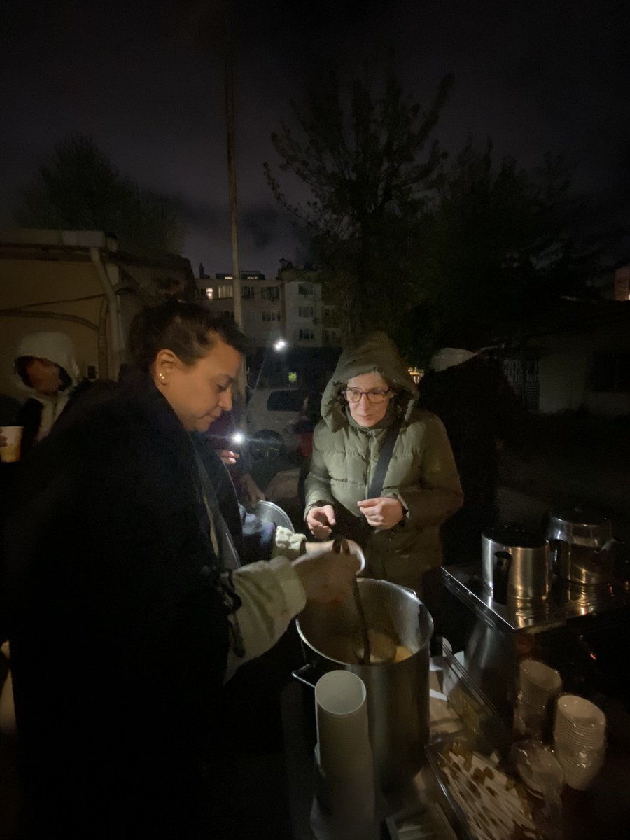 tip_kadikoy's tweet image. Moda Bostan’da üşüyenleri çorba içmeye bekliyoruz. 🥄🥣

Ne bu gece ne herhangi gir gece asla yalnız değilsiniz. Biz buradayız! ✌️