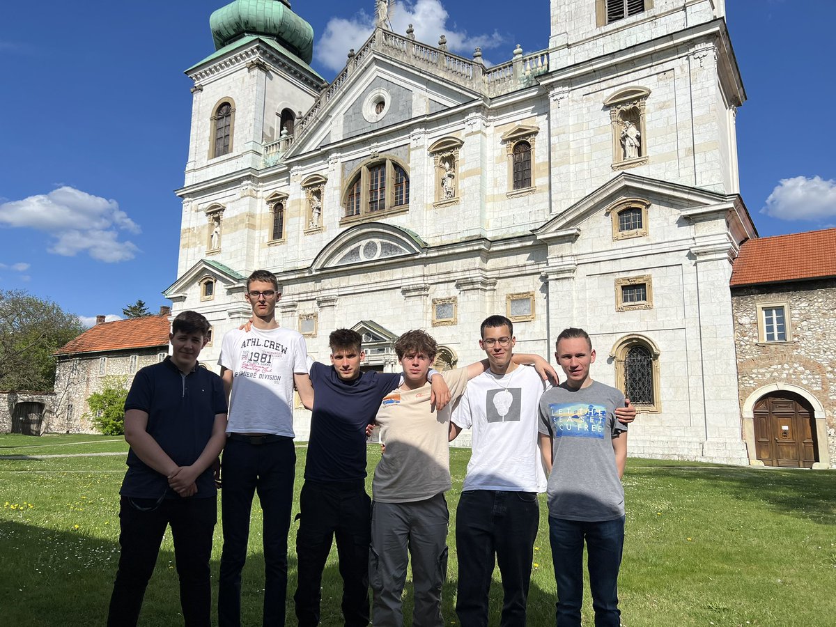 NSD_OFM's tweet photo. Dziś nasi maturzyści wyruszyli w drogę – nie tylko fizycznie, ale też duchowo ✨⛪🕊️
Pielgrzymka na Jasną Górę była czasem modlitwy 🙏, refleksji 🤍 i zawierzenia ❤️‍🔥 https://t.co/TFSeZV3bHD