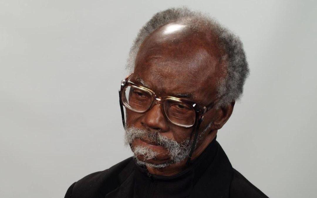 Immense honneur d’avoir été, le temps d’une incarnation, votre compatriote.
Valentin-Yves (Vumbi-Yoka) Mudimbe, Généralissime de la pensée postcoloniale, immortel chevalier de l’Art majeur, votre œuvre brillera à jamais sur l’échelle des temps infinis.