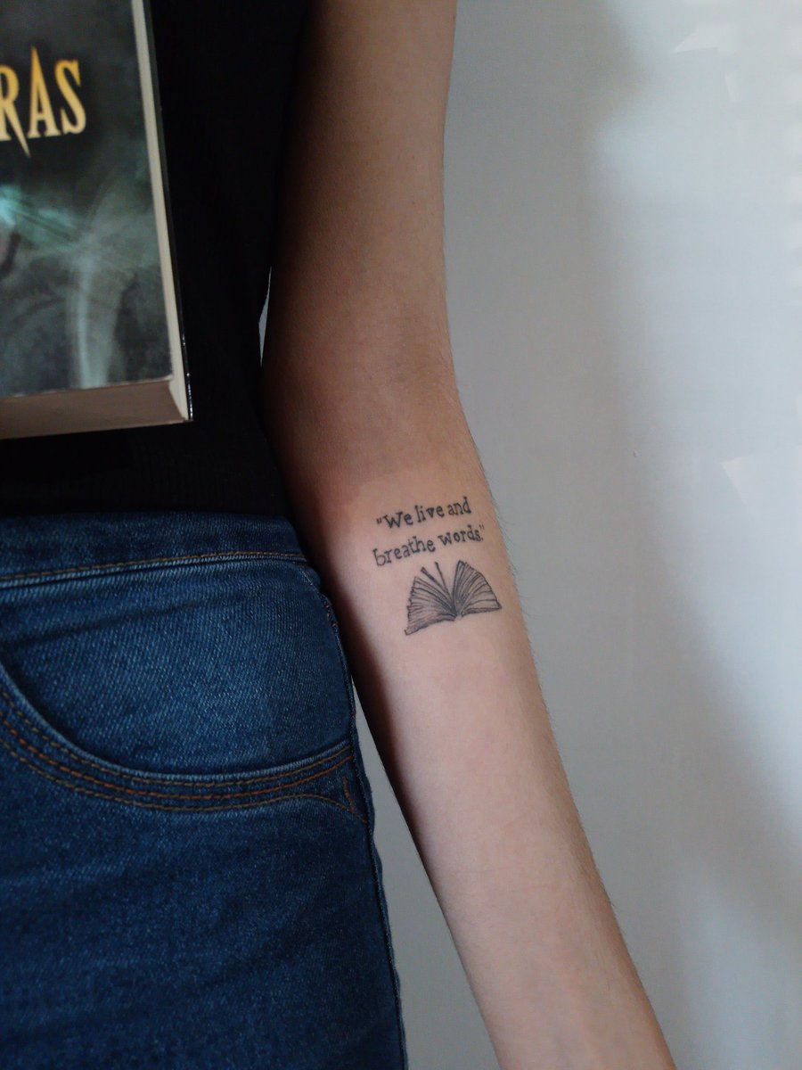 malecftmaxrafe's tweet photo. "—Fueron los libros los que me hicieron sentir que quizá no estaba completamente solo."

Feliz día del libro 📚🌹✨️ https://t.co/KA2b0XPh50