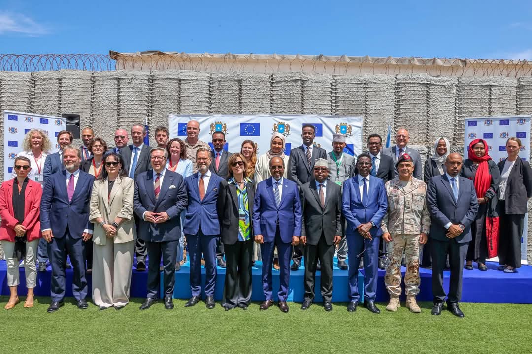 yhassan_'s tweet photo. Somalia's President meets Western ambassadors inside Mogadishu's fortified Green Zone (Halane).

Mogadishu is facing serious threat from AS attacks. Lack of political dialogue or election roadmap has led to a dead-end &amp; the IC is under financial pressure. New direction is a must! https://t.co/nv9r3W89Ei