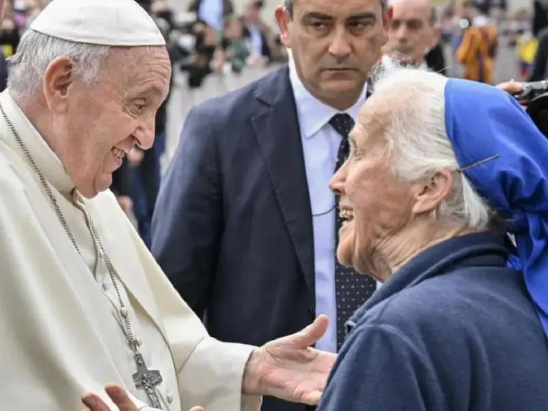 megavisionmx's tweet photo. Monja, amiga del papa Francisco, rompe el protocolo y llora frente al féretro del pontífice
Geneviève Jeanningros, íntima amiga del Papa Francisco, conmovió al asistir a la basílica de San Pedro para despedir al Santo Padre. https://t.co/lK5xUt0k2n