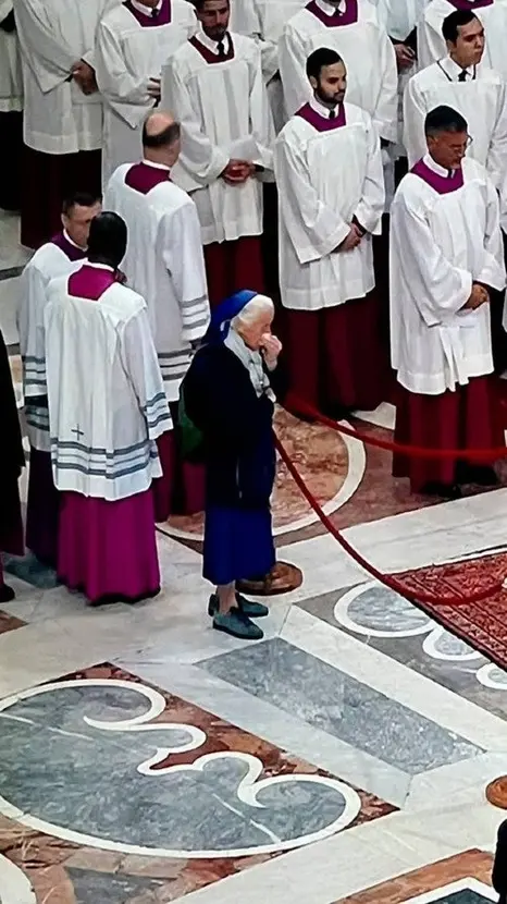 megavisionmx's tweet photo. Monja, amiga del papa Francisco, rompe el protocolo y llora frente al féretro del pontífice
Geneviève Jeanningros, íntima amiga del Papa Francisco, conmovió al asistir a la basílica de San Pedro para despedir al Santo Padre. https://t.co/lK5xUt0k2n