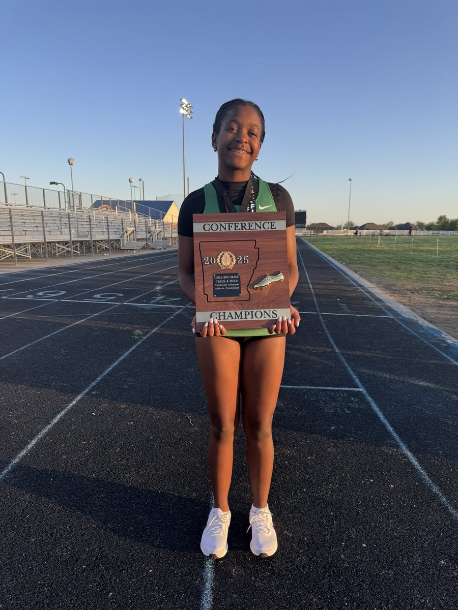 MoriahSmith2010's tweet photo. All smiles for an NWA conference championship, a great ending to my junior high track and field career! On to softball 🥎 season!!! https://t.co/SmkduSiIEN