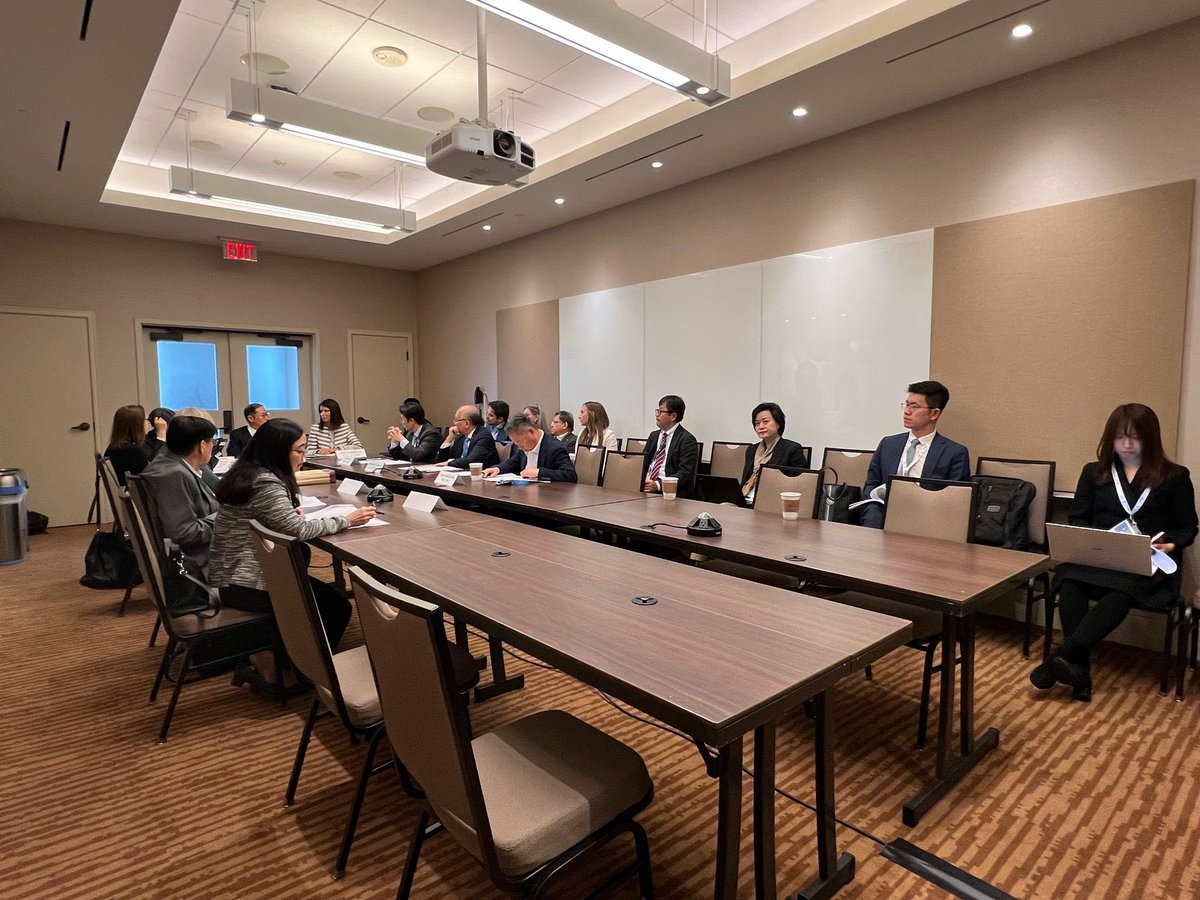 APECBiz's tweet image. ABAC Chair 2025 H. S. Cho gets ABAC 2 rolling with the Opening Chairs’ Meeting where Chairs of the 5 Working Groups outline their respective agenda for this meeting. A key deliverable of this meeting will be ABAC’s letter and report to APEC Ministers Responsible for Trade who…