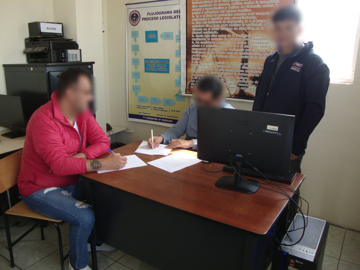 SNAI_Ec's tweet photo. 📚#EjeEducativo | #CPLChimborazo N°1
#Zona3 | Una #PPL que cursa quinto semestre en la carrera de #Derecho en la @UNEMIEcuador cumple con sus obligaciones académicas y realiza sus tareas con el apoyo del equipo jurídico gratuito de la @Unach_ec, que funciona dentro de este #CPL. https://t.co/prV33Gpwt1