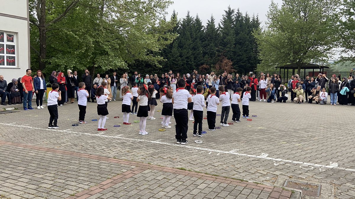 23 Nisan Ulusal Egemenlik ve Çocuk Bayramı, okulumuzda düzenlenen törenle coşkuyla kutlandı. Öğrencilerimiz, öğretmenlerinin rehberliğinde hazırladıkları şiir, müzik ve dans gösterileriyle bayramın ruhunu en güzel şekilde yansıttı.