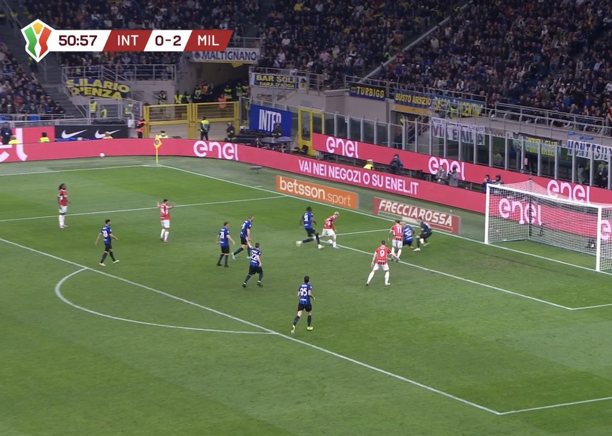 TouchlineX's tweet photo. 📸 - AC MILAN ALMOST TAKE A 3-0 LEAD VS INTER! https://t.co/kBszmRkWkf