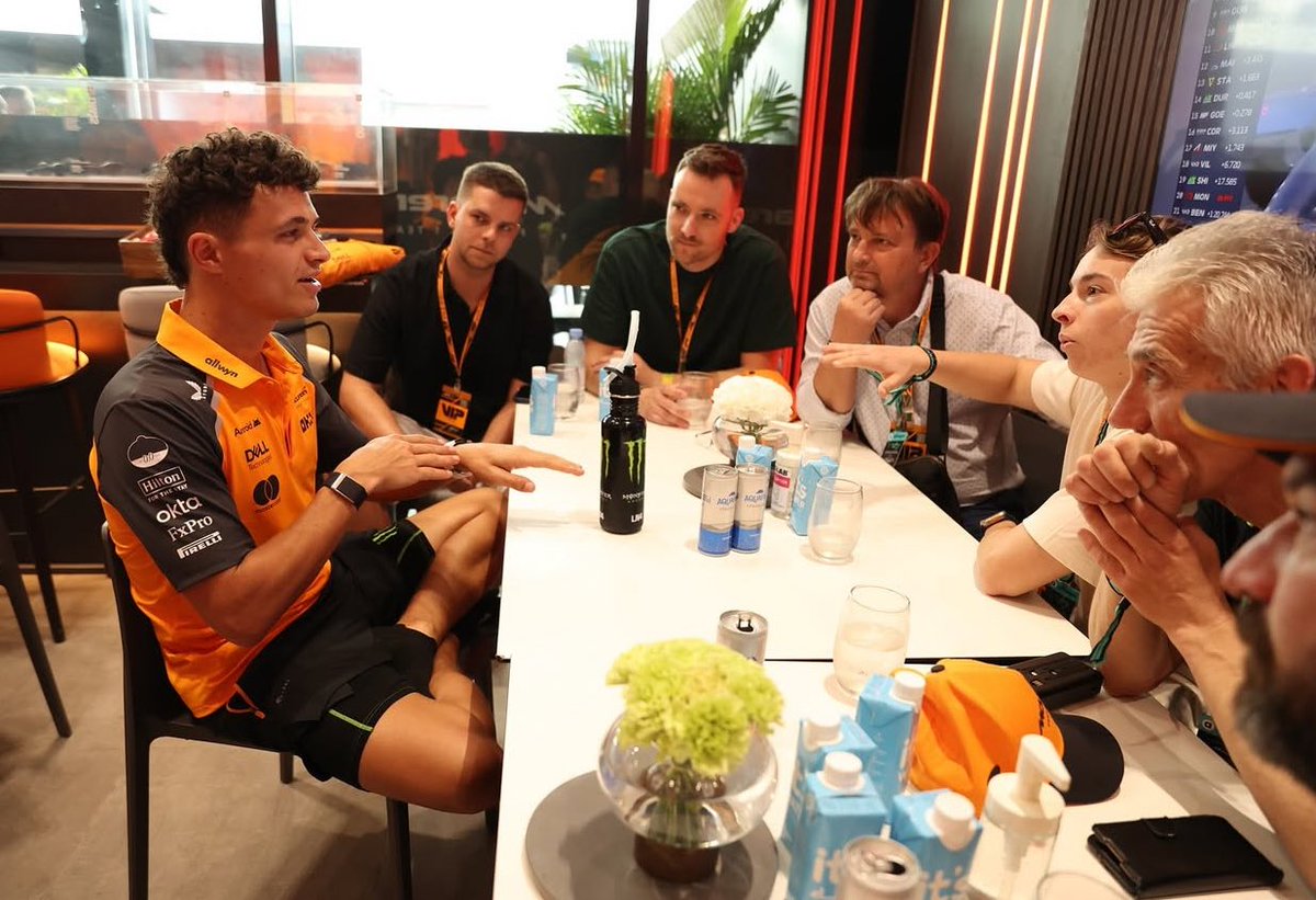 LNFOURS's tweet image. they way he’s sitting is so real 😭😭😭😭