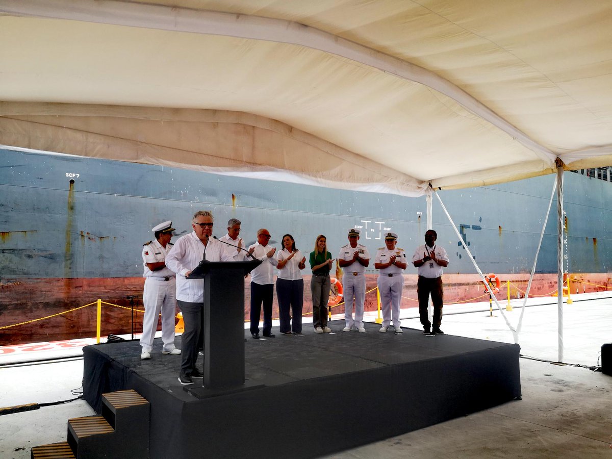 GrupoT21's tweet photo. #CoberturaT21
Misión cumplida. Este miércoles @grupo_cice inauguró formalmente la operación de su nueva terminal semiespecializada de contenedores y carga mixta en bahía norte del puerto de Veracruz.
 
Accionistas, clientes y autoridades locales, como la gobernadora Rocío Nahle, se dieron cita en el acto protocolario, con el buque de la naviera ZIM de fondo, que fue la primera embarcación comercial que toco el reluciente muelle.

#GrupoT21 #Puerto #LogísticaPortuaria #TransporteMarítimo