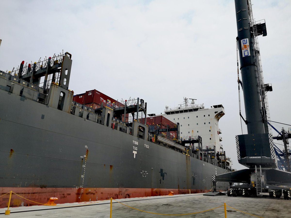 GrupoT21's tweet photo. #CoberturaT21
Misión cumplida. Este miércoles @grupo_cice inauguró formalmente la operación de su nueva terminal semiespecializada de contenedores y carga mixta en bahía norte del puerto de Veracruz.
 
Accionistas, clientes y autoridades locales, como la gobernadora Rocío Nahle, se dieron cita en el acto protocolario, con el buque de la naviera ZIM de fondo, que fue la primera embarcación comercial que toco el reluciente muelle.

#GrupoT21 #Puerto #LogísticaPortuaria #TransporteMarítimo