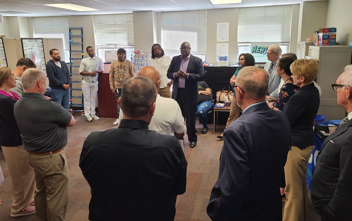 Pleased to attend the Louisville Metro Day Reporting Center's open house &amp; hear about the positive impact that Program Manager Chris West &amp; his team are making in our community. bit.ly/42XGRW3
<a href="/kentuckycourts/">Kentucky Courts</a>