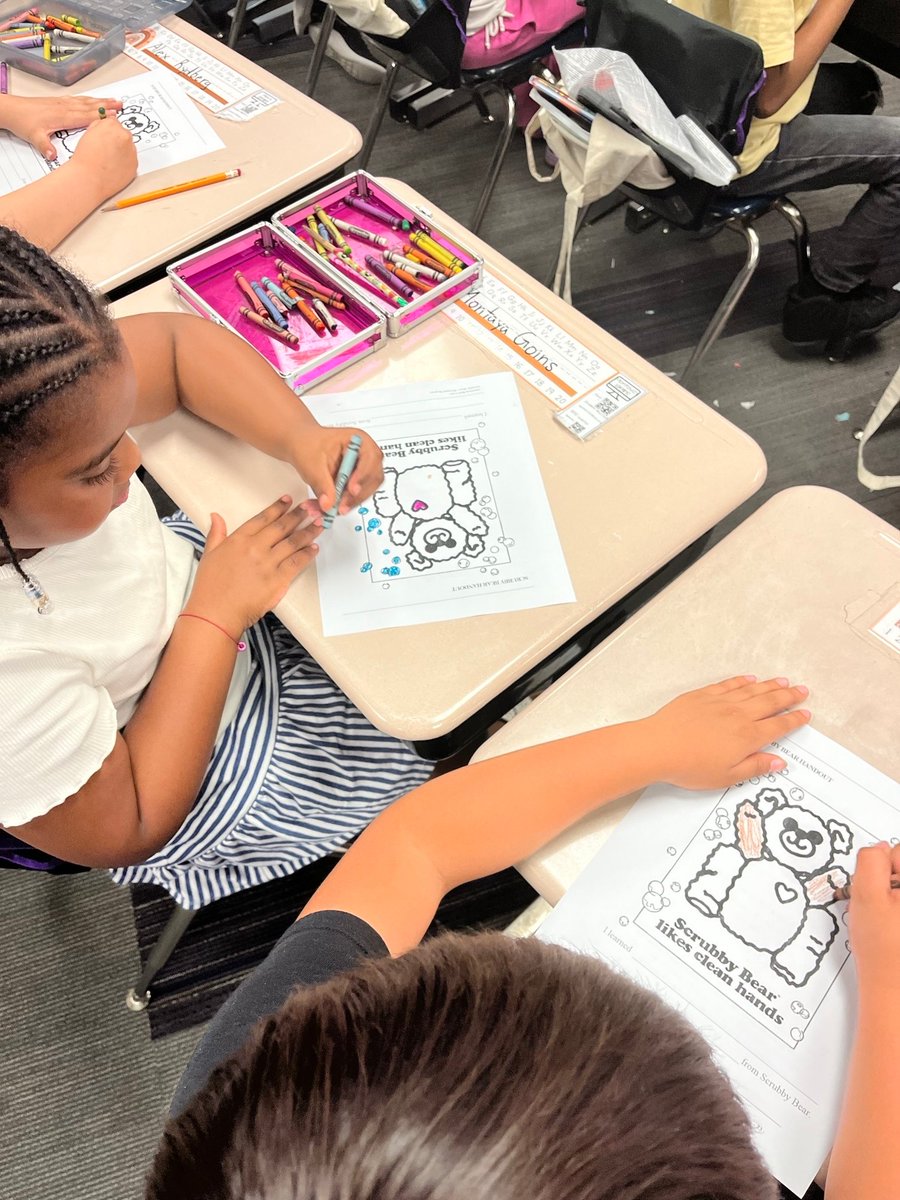 OPS_PrairieWind's tweet image. Shoutout to @OPS_Westview Health Club for teaching our 1st graders about handwashing with a story, song, and Scrubby Bear! 🐻💧 Our students even signed a pledge to keep those hands clean! 🧼🎶 #PrairieWindPride #HealthyHabits
