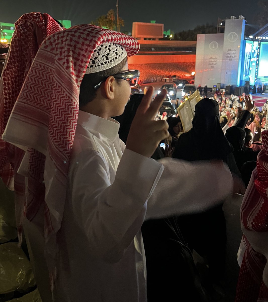 rahaloy's tweet photo. سألناه أخوك خريج؟ 

قال: لا 😎✌🏼 ماما خريجة 😎✌🏼 https://t.co/QUjZily1hi