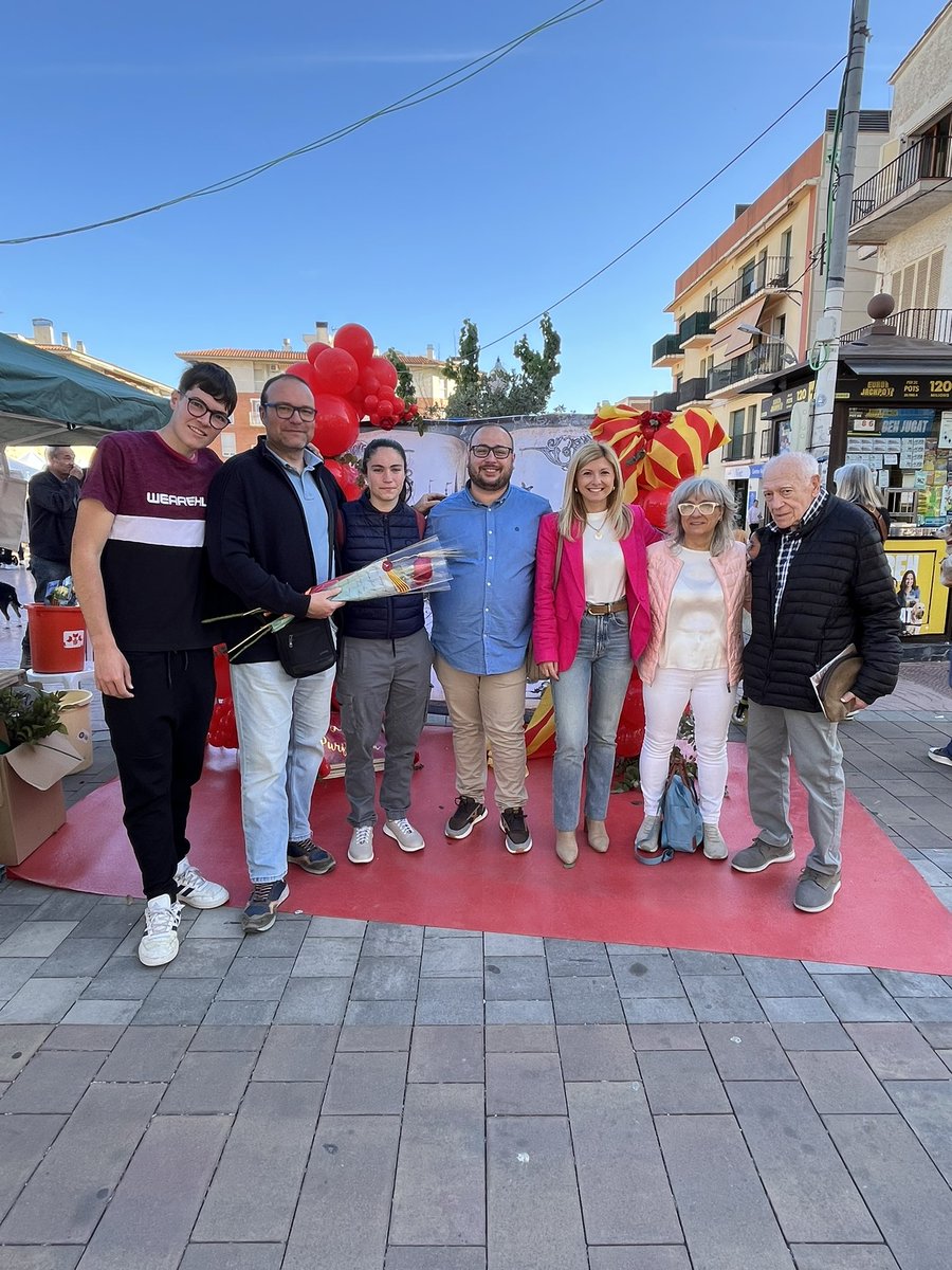 juntsxcatdb's tweet photo. SANT JORDI ‘25 🐉🌹📖 

Un any més, el nostre grup municipal ha participat en la Diada de Sant Jordi a #torredembarra , una jornada agradable on Roses i Llibres són els grans protagonistes!

Bona diada de Sant Jordi, torrencs i torrenques! https://t.co/srGeFlQLnD