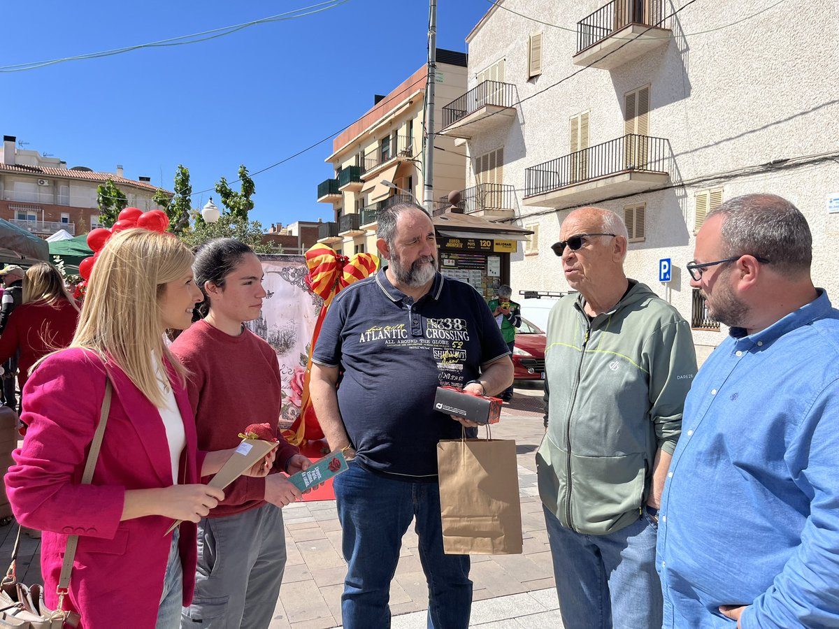 juntsxcatdb's tweet photo. SANT JORDI ‘25 🐉🌹📖 

Un any més, el nostre grup municipal ha participat en la Diada de Sant Jordi a #torredembarra , una jornada agradable on Roses i Llibres són els grans protagonistes!

Bona diada de Sant Jordi, torrencs i torrenques! https://t.co/srGeFlQLnD