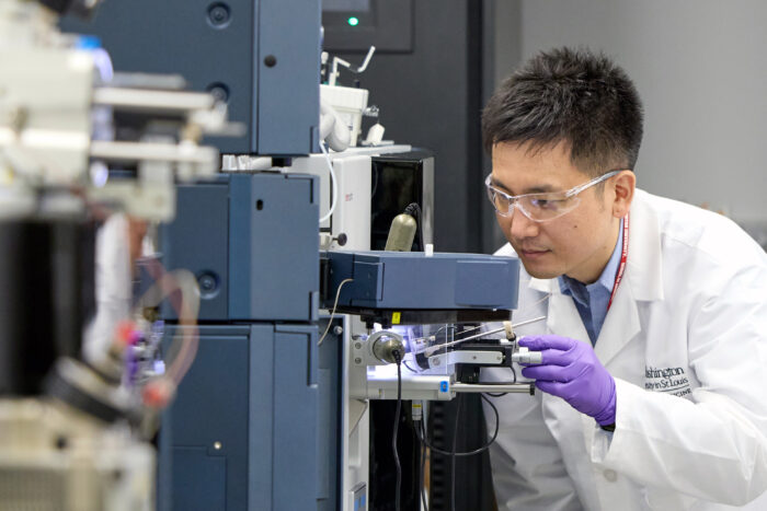 A highly accurate, new blood test developed by #WashUMedicine and Lund University can diagnose Alzheimer's and indicate its progression by measuring MTBR-tau243 protein levels. This advancement could help tailor treatment plans.
bit.ly/4jaXov0