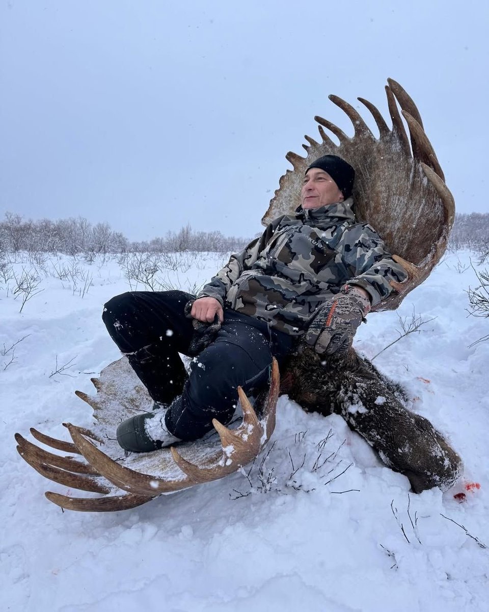 Lounging on the antlers of a moose you just killed isn’t ‘rugged’—it’s grotesque.
This isn’t tradition. It’s a performance. A dead animal reduced to a trophy, a backdrop, a prop in someone’s fantasy of dominance.