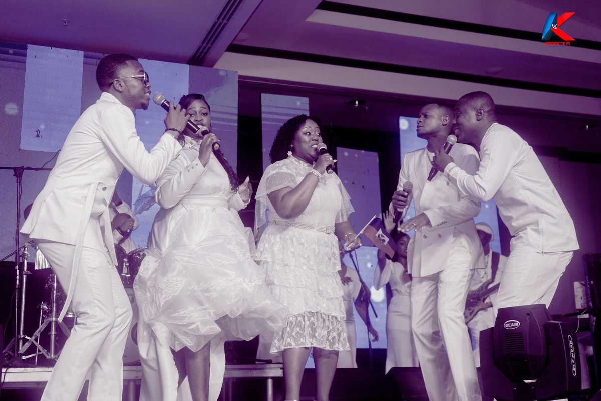 Barbaracassa's tweet image. 22 Et à l’heure qu’ils commencèrent le chant du triomphe et la louange, l’Eternel mit des embûches contre les enfants de Hammon, les Moabites, et ceux du mont de Séhir, qui venaient contre Juda, de sorte qu’ils furent battus.
2 Chroniques 20: 21-22 #wr 
#pwomèspam #yttn