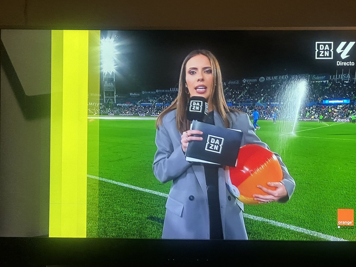 Jose_bs's tweet photo. Luego que si Vinicius se sale del partido, que si respeto…RESPETAD DESDE @DAZN_ES al MEJOR JUGADOR DEL MUNDO. Cantan desde la grada “balón de playa” y sale esta en la TV SUPUESTAMENTE NEUTRAL así…vergonzoso!!! @trunksRM @AdriRM33 @YihiRM @Castillo__Rm https://t.co/OlM9AtFdzT