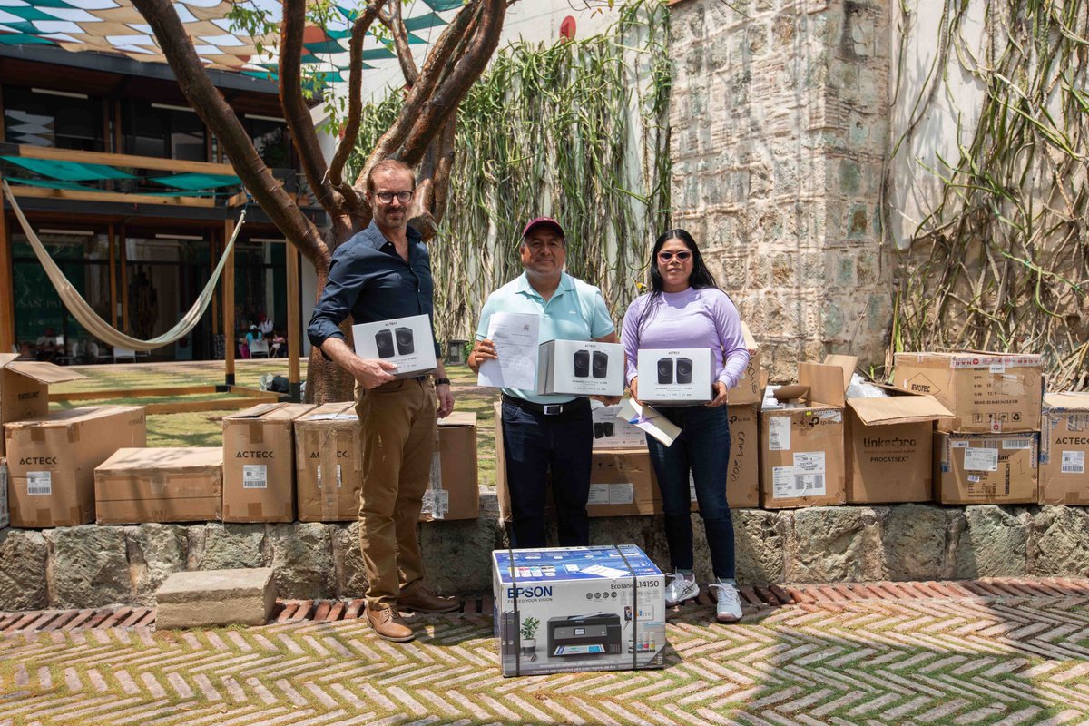 Fundación Alfredo Harp Helú Oaxaca (@fundacionahho) on Twitter photo El proyecto <a href="/EndlessOaxaca/">Endless Oaxaca Multilingüe</a> donó al municipio de Santiago Juxtlahuaca: 80 bocinas para computadoras, 1 impresora multifuncional y 2 proyectores, los cuales serán destinados a escuelas primarias de la región. El proyecto <a href="/EndlessOaxaca/">Endless Oaxaca Multilingüe</a> donó al municipio de Santiago Juxtlahuaca: 80 bocinas para computadoras, 1 impresora multifuncional y 2 proyectores, los cuales serán destinados a escuelas primarias de la región.