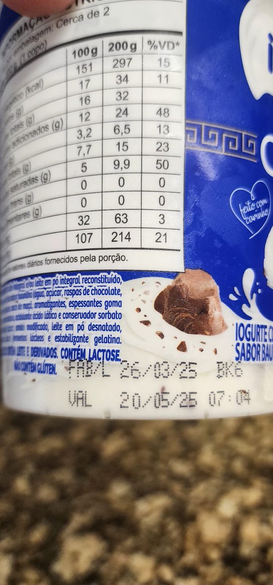 andhenriques's tweet photo. @itambe já é a segunda vez nesta semana que compro iogurte greco flocos e quando abro: cadê os flocos? Iogurte com consistência diferente e prometendo flocos e entregando resquícios de chocolate! https://t.co/dLN4BmFazF